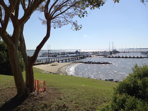 Walk to beach, cozy, lovely room in "Kingsmill on the James"