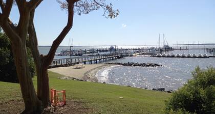 Walk to beach, cozy, lovely room in "Kingsmill on the James"
