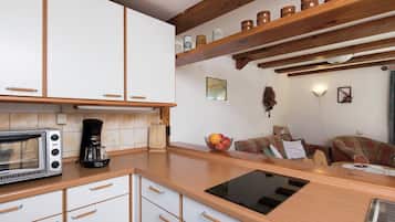 Kühlschrank, Mikrowelle, Ofen, Wasserkocher mit Kaffee-/Teezubehör