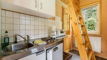 Kühlschrank, Mikrowelle, Ofen, Wasserkocher mit Kaffee-/Teezubehör