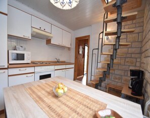 Fridge, microwave, oven, stovetop - Gemütliches Ferienhaus mit Pool in Blankenburg (Blankenburg)