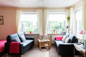 TV - Attractive apartment in Bettenfeld with garden (Bettenfeld)