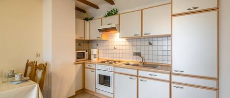 ميكروويف، فرن، ماكينة لصنع القهوة/الشاي، كرسي للأطفال