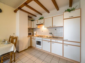 Microwave, oven, coffee/tea maker, high chair - Eschfeld Sauna Apartment (Eschfeld)