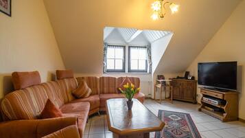 Fernseher, Tischfußball, Tischtennisplatte, Stereoanlage