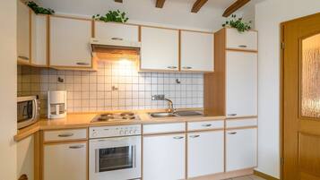 Micro-ondes, four, cafetière/bouilloire, chaise haute