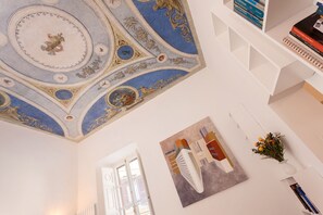 Luxury-Apartment, 1 Schlafzimmer | Wohnbereich | 32-Zoll-LCD-Fernseher mit Digitalempfang, Fernseher