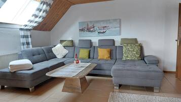 Fernseher, Kamin, Tischfußball, Tischtennisplatte