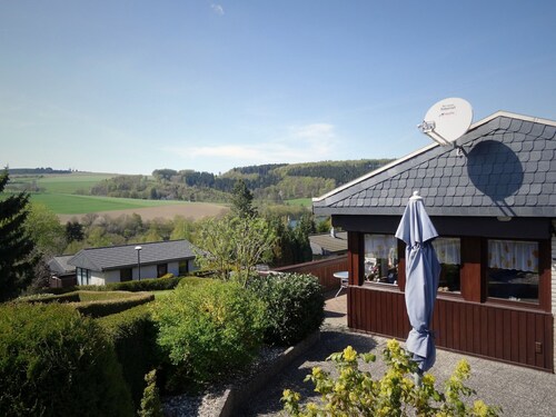 Ruhiger Bungalow am Hennesee mit Terrasse