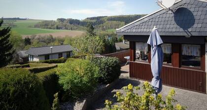 Ruhiger Bungalow am Hennesee mit Terrasse