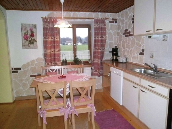 Fridge, microwave, oven, dishwasher - Bayerischer Rückzugsort in der Nähe des Chiemsees (Übersee)