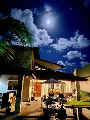 تناول الطعام بالخارج