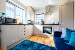 Departamento | Cocina privada | Refrigerador con congelador, microondas, horno y parrilla de estufa