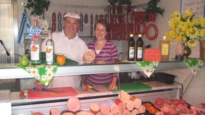 A deli counter with various meats and sausages displayed. - Wohnung in Rotthalmünster mit Balkon (Rotthalmünster)