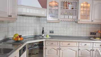 Microwave, oven, dishwasher, coffee/tea maker