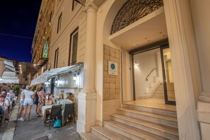 Front of property - evening/night - Sophie Terrace Hotel (Rome)