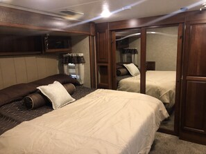 2 bedrooms, WiFi, bed sheets - A RV with a Creekside view (Suches)
