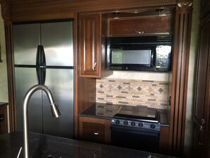 Fridge, microwave, oven, stovetop - A RV with a Creekside view (Suches)