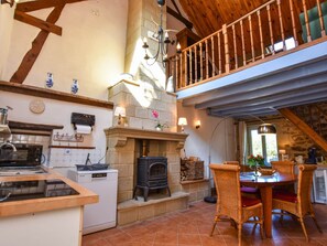 Een koelkast, een kookplaat, een vaatwasser