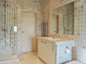 Bathtub, towels