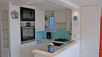 Een koelkast, een microgolfoven, een oven, een kookplaat