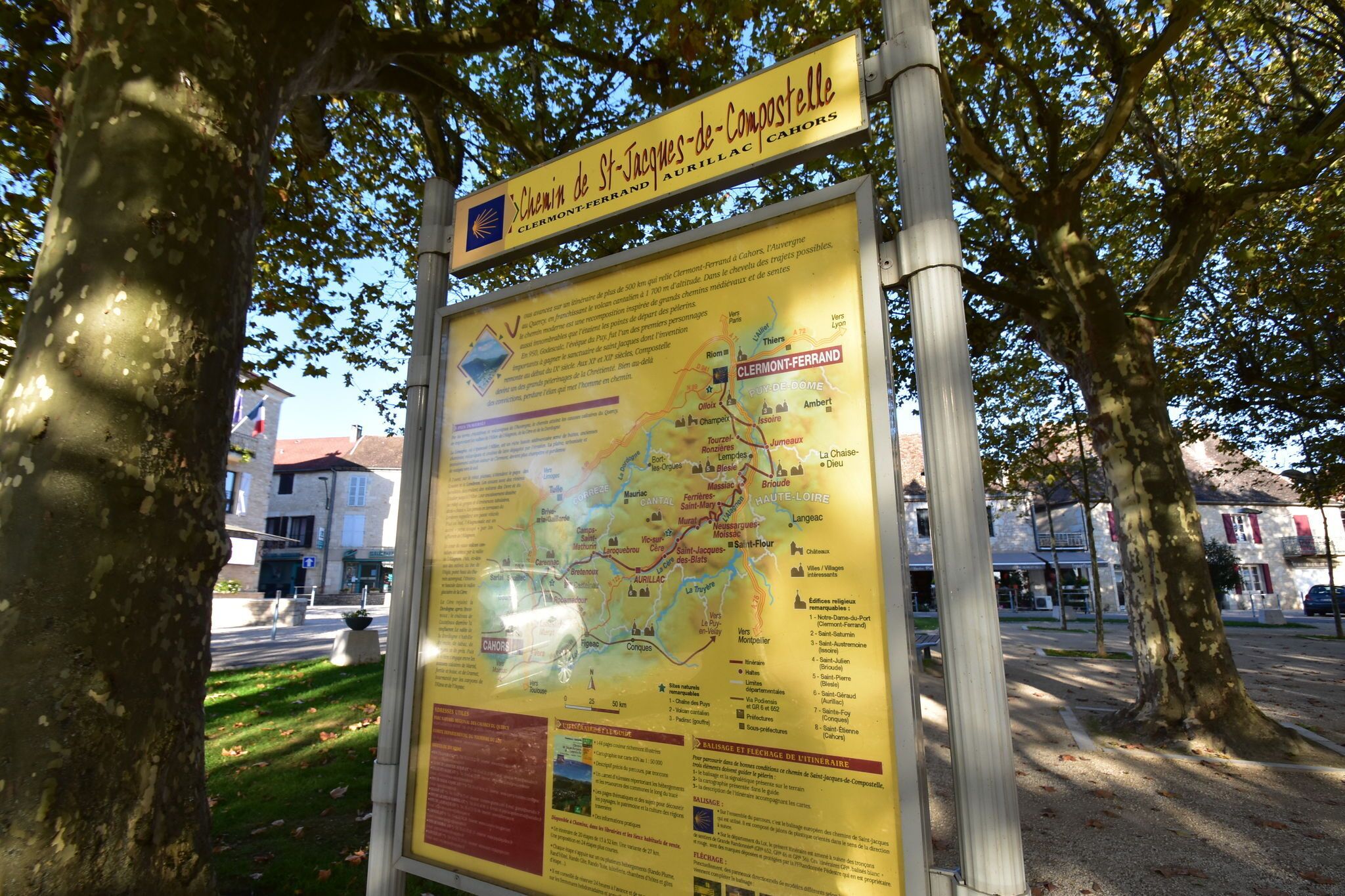 Une carte comportant du texte et des symboles, probablement un panneau d’information touristique.