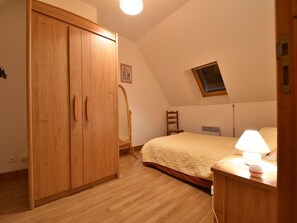 3 habitaciones y tabla de planchar con plancha 