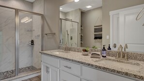 Badewanne, Haartrockner, Handtücher, Seife