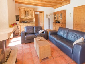 Télévision, cheminée, lecteur de DVD, chaîne hi-fi