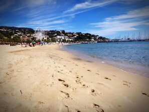 Una playa cerca