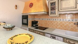 Kaffetrakter/tekoker, kjøleskap, mikrobølgeovn og ovn