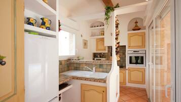 Een koelkast, een microgolfoven, een oven, een kookplaat