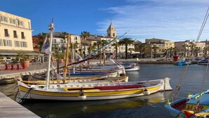 Un port amb diverses embarcacions de colors amarrades.