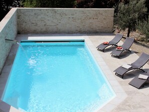 Piscine chauffée, chaises longues