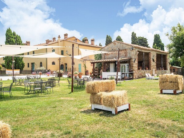 Outdoor dining - Apartment in Collesalvetti near Pisa (Collesalvetti (LI))