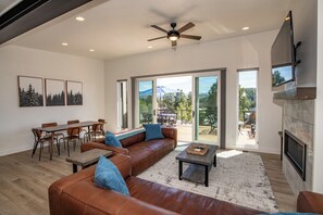 Smart TV, fireplace - Great Views, New Home, Close to Downtown and Hot Springs (Pagosa Springs)