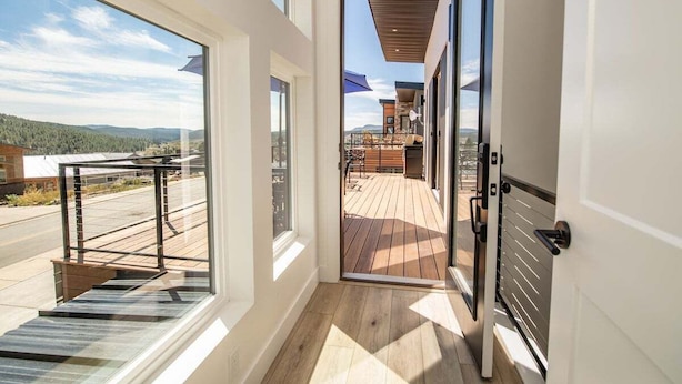 Un interior moderno con vistas a una terraza y zona exterior.