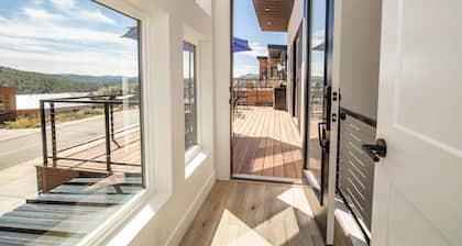 Great Views, New Home, Close to Downtown and Hot Springs