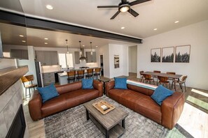 Smart TV, fireplace - Great Views, New Home, Close to Downtown and Hot Springs (Pagosa Springs)