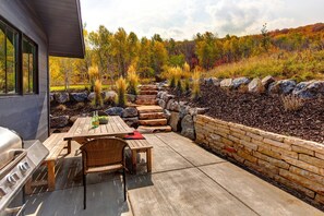 Outdoor dining - Experience Exceptional Amenities: Hot Tub, Pool Table & BBQ Await! (Park City)