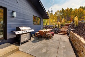 Outdoor dining - Experience Exceptional Amenities: Hot Tub, Pool Table & BBQ Await! (Park City)