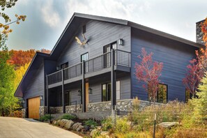 Exterior - Experience Exceptional Amenities: Hot Tub, Pool Table & BBQ Await! (Park City)