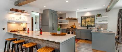 Frigorífico, microondas, horno y placa de cocina