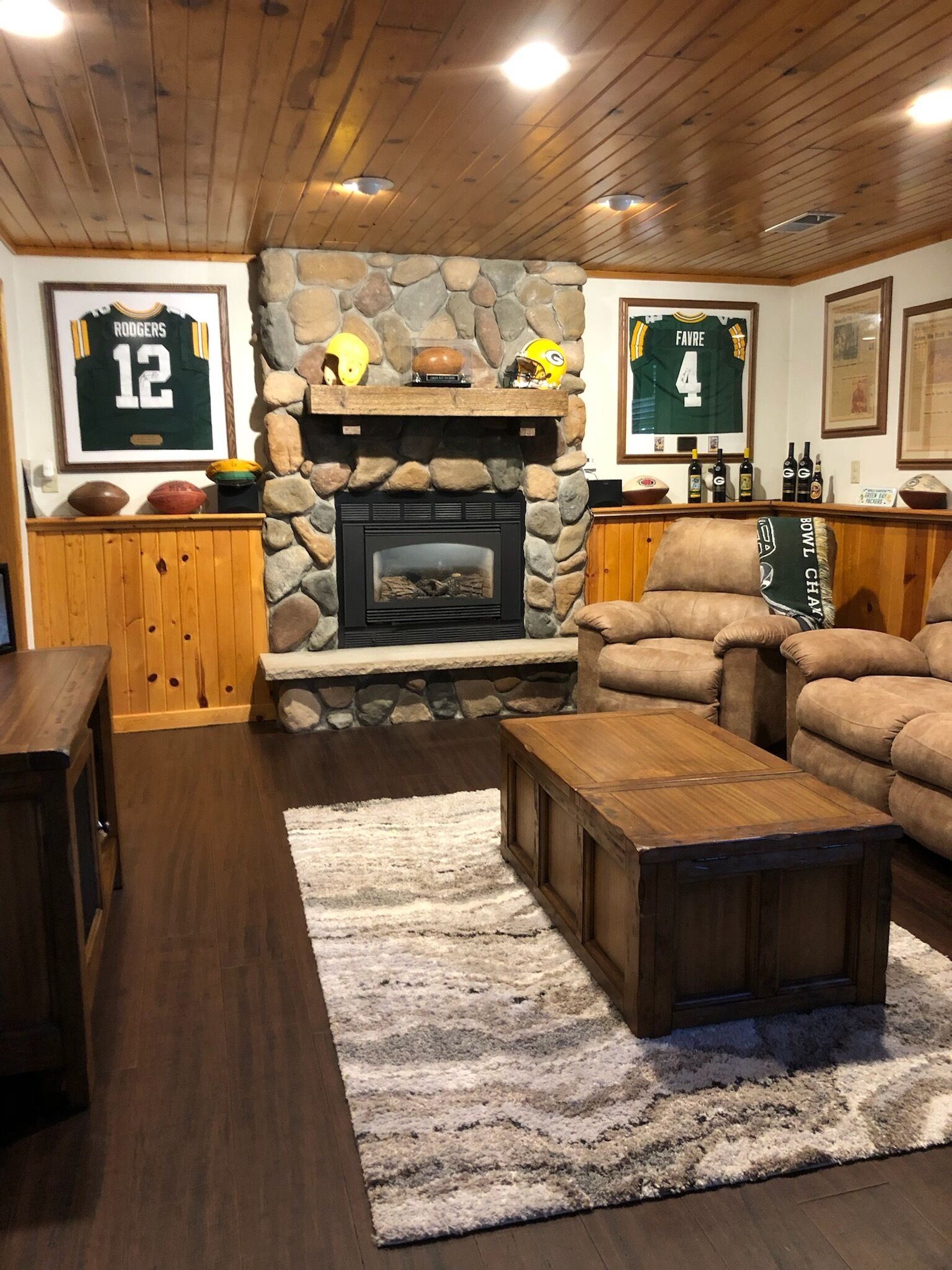 Beautiful 3 bedroom home short walk to Lambeau Field.