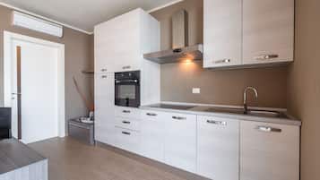 Jääkaappi, mikroaaltouuni, uuni, pakastin