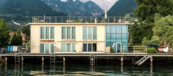 Lakefront Retreat with Garden