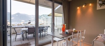 Lakefront Retreat with Garden