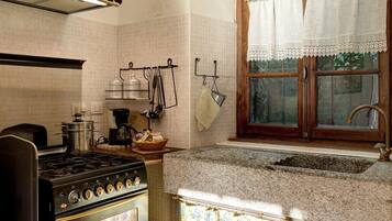 Four, cafetiĂšre/bouilloire, chaise haute, tables Ă  manger