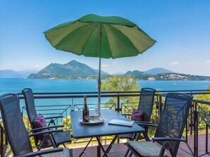 Outdoor dining - Holiday Home by Lake Maggiore with Pool (Stresa)
