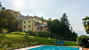 Ein Swimmingpool mit Blick auf ein mehrstöckiges Gebäude im Hintergrund.